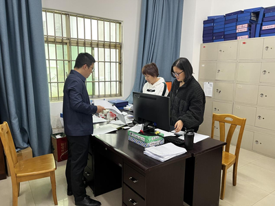 覃塘區(qū)直屬機(jī)關(guān)后勤服務(wù)中心開展車隊(duì)工作臺(tái)賬檢查，以臺(tái)賬促管理，提升后勤服務(wù)保障效能