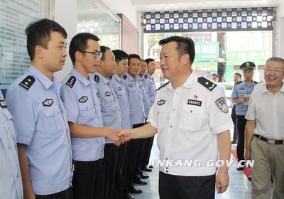 酷暑下的警民魚水情——陳明、楊尚偉慰問一線執(zhí)勤民警并指導(dǎo)后勤保障工作